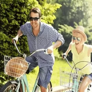 un couple fait du vélo sur la Loire à vélo, suite à une location de vélos faite à Family Ecolodge Puisaye