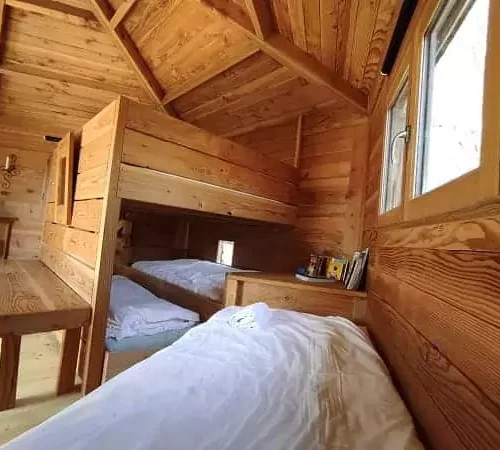 lits enfants de la cabane perchée dans les arbres les 3 chouettes, chez Family Ecolodge Puisaye dans la région Centre de la France