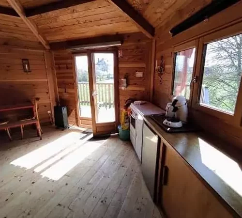 kitchenette de la cabane perchée dans les arbres les 3 chouettes, chez Family Ecolodge Puisaye