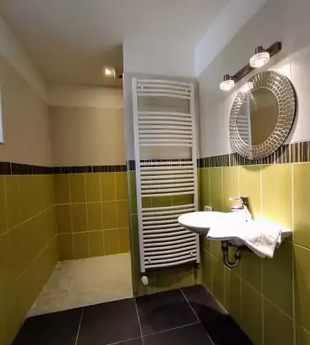 salle de bains de la cabane dans les arbres