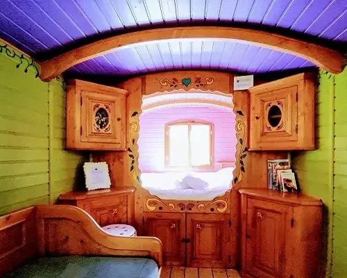 Espace de vie cosy dans la roulotte familiale