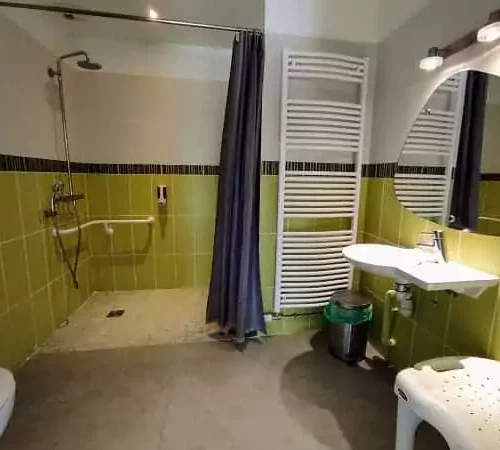 salle d'eau PMR de la yourte au calme dans un domaine naturel préservé