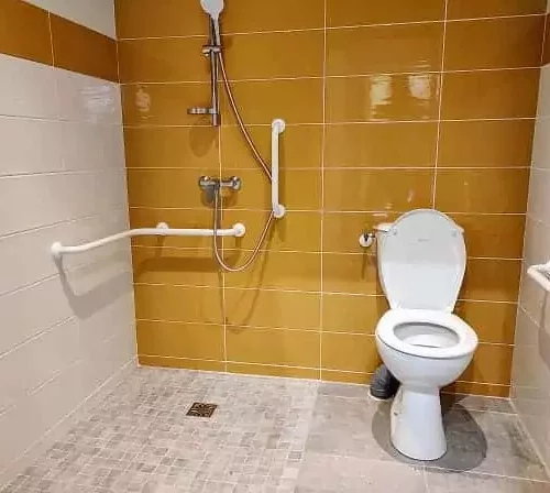 salle de bains de la yourte du Family Ecolodge Puisaye en été dans un cadre naturel