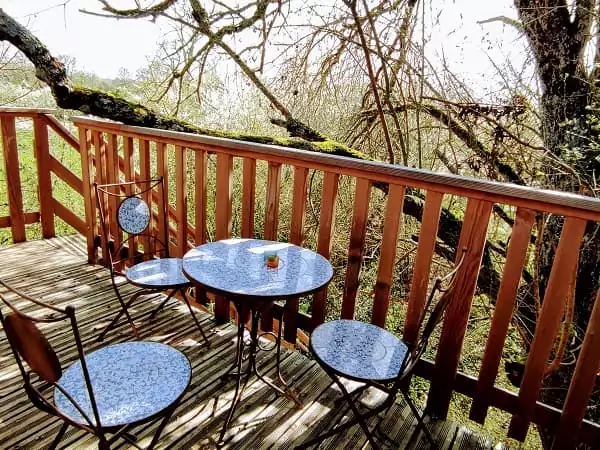 terrasse de la cabane dans les arbres l'écureuil