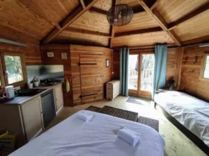 vue de l'intérieur de la cabane sur l'eau libellule