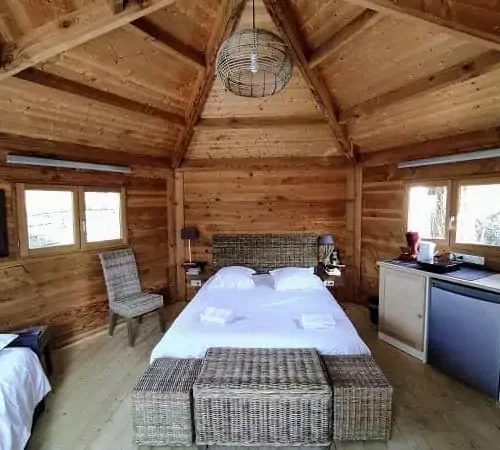 lit queen size de la cabane sur l'eau, pour une nuit insolite en amoureux confortable