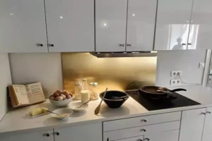 une famille a préparé des crêpes pendant ses vacances à Family Ecolodge Puisaye