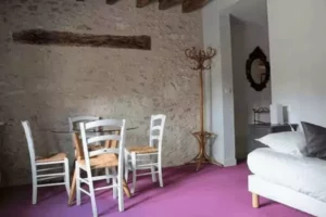 coin repas de la chambre d'hôtes adaptée aux handicaps de Family Ecolodge Puisaye