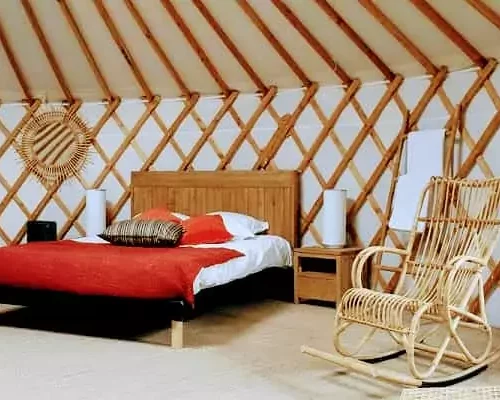 intérieur de la yourte de Family Ecolodge Puisaye