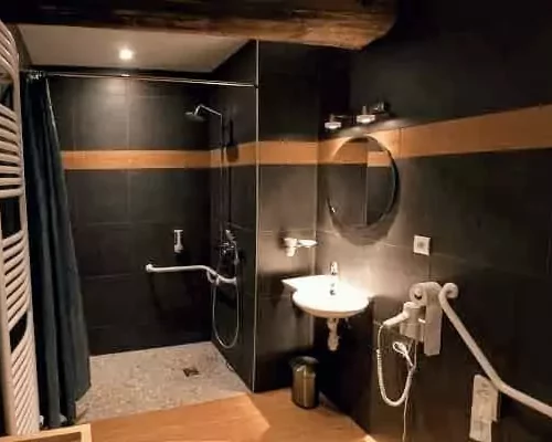 Salle de bain PMR de la Suite Familiale au design naturel