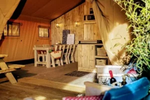 intérieur de la tente safari