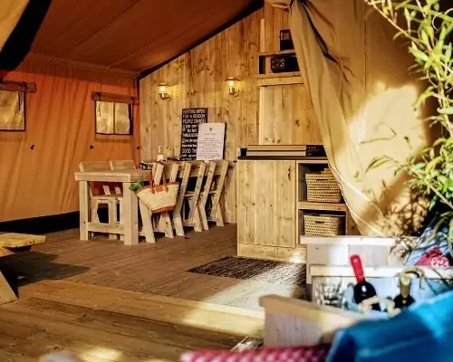 intérieur de la grande tente luxe de camping, avec 8 couchages, très pratique pour pour des 1ères vacances en famille recomposée