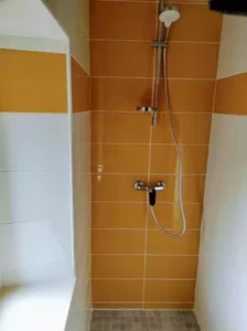 douche de la cabane perchée dans les arbres de Family Ecolodge Puisaye dans le Centre Val de Loire