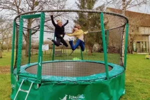 deux enfants sautent dans le trampoline de Family Ecolodge Puisaye, des adolescentes