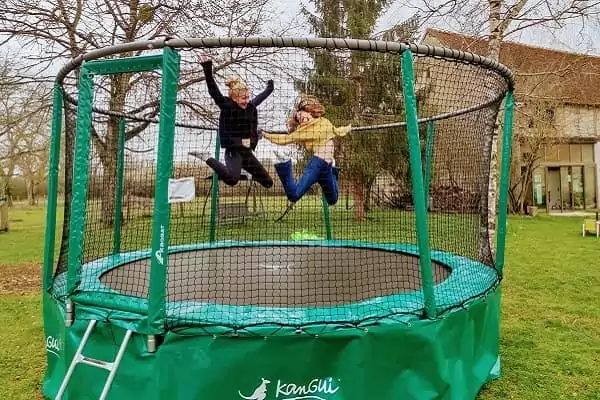 trampoline et salle de jeux