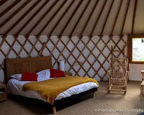 intérieur de la yourte dans un environnement écologique