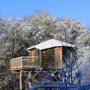 cabane sous la neige pendant les vacances de février