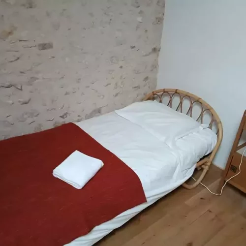 Chambre familiale du gîte Le Logis avec décoration naturelle