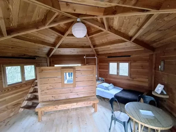 intérieur de la cabane les 3 chouettes près de Guédelon et St Fargeau