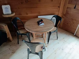 salle à manger de la cabane perchée dans les arbres les 3 chouettes, chez Family Ecolodge Puisaye