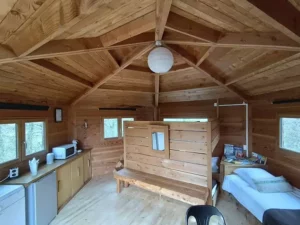 intérieur de la cabane les 3 chouettes