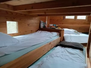 lit de la cabane dans les arbres pour famille