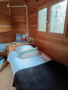 lit de la cabane dans les arbres