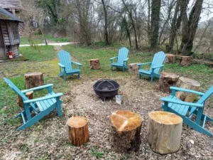 espace feu de camp de la cabane perchée dans les arbres de Family Ecolodge Puisaye
