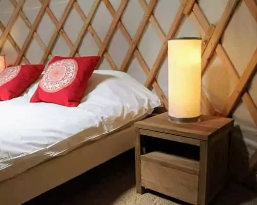 Ambiance chaleureuse à l’intérieur de la yourte