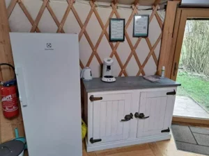 le réfrigérateur de la yourte de Family Ecolodge Puisaye, entre Sologne, Berry et Val de Loire