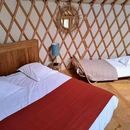 Intérieur de la yourte familiale pour séjour en vacances d’été