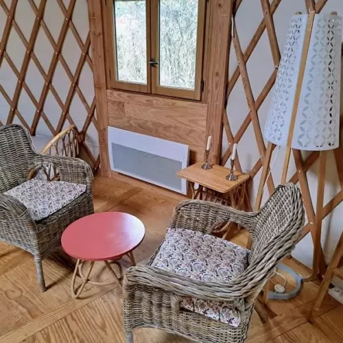 Espace de vie dans la yourte pour vacances en famille