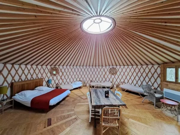 intérieur d'une yourte Family Ecolodge à la Toussaint
