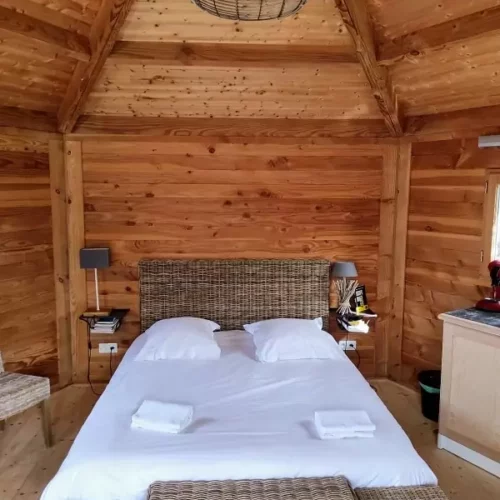 Intérieur cosy de la cabane Libellule pour séjour en famille