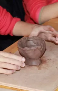 un atelier poterie, une des animations vacances de Family Ecolodge Puisaye, pour des vacances de Noël et des fêtes de fin d'année réussies