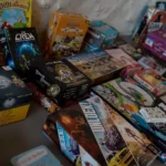 des jeux de société dans la ludothèque de Family Ecolodge Puisaye, pour des vacances en famille ou en couple amusantes