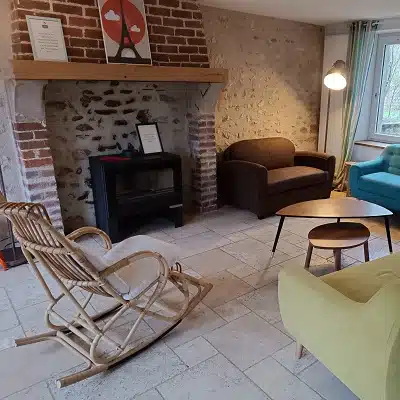 séjour du gite proche de Guédelon avec cheminée, pour les vacances ou un week-end écotourisme