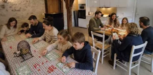 des enfants et leurs parents jouent au loto - bingo à Family Ecolodge, une animation vacances gratuite