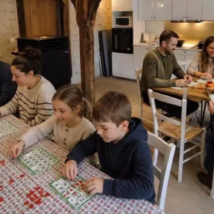 des enfants et leurs parents jouent au loto - bingo à Family Ecolodge, une animation vacances gratuite