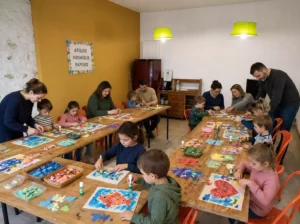 des enfants lors de l'atelier loisirs créatifs "mosaïque papier ", une animation spéciale vacances en famille à Family Ecolodge Puisaye