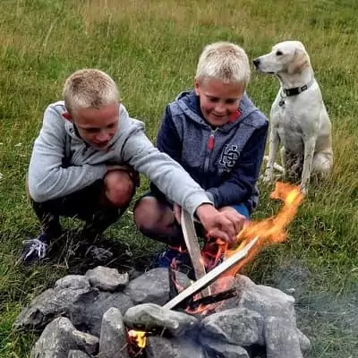 faire un feu de camp avec les enfants pendant ses vacances de Pâques