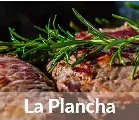 un dîner convivial à la plancha chez Family Ecolodge Puisaye, le lieu où organiser un week-end insolite en groupe facilement, draps fournis, ménage inclus