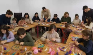 un atelier DIY : créer un attrape-rêves naturel en famille, un atelier proposé pendant les vacances par Family Ecolodgue Puisaye