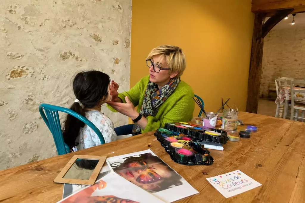 Séverine maquille une enfant en vacances à Family Ecolodge Puisaye