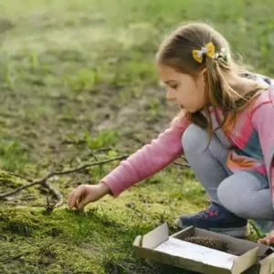 une enfant joue à notre jeu nature, pour des vacances nature en plein air à Family Ecolodge Puisaye