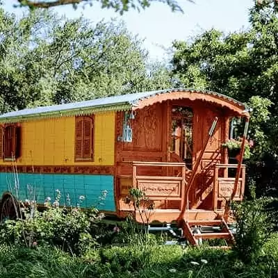 une roulotte authentique, photo prise pendant les vacances d'été, à Family Ecolodge Puisaye