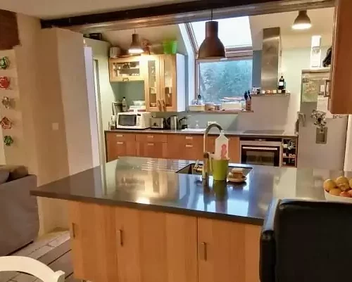 Gîte de 100m² pour 6 personnes, idéalement situé entre le chantier de Guédelon et les canaux de Briare. Votre maison de vacances en Puisaye vous attend pour un week-end entre amis ou en famille !