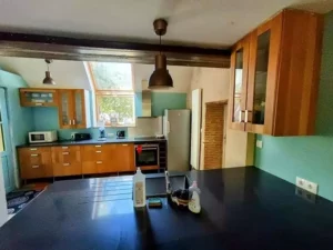 la cuisine du gite de Family Ecolodge Puisaye, entre Treigny (Yonne) et Briare (Loiret)