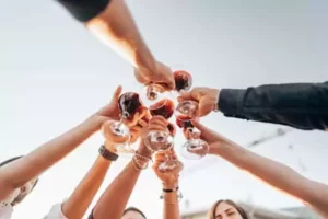 des amis prennent l'apéritif au cours d'un week-end entre amis original