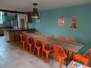 la salle à manger du gite avec cheminée de Family Ecolodge Puisaye